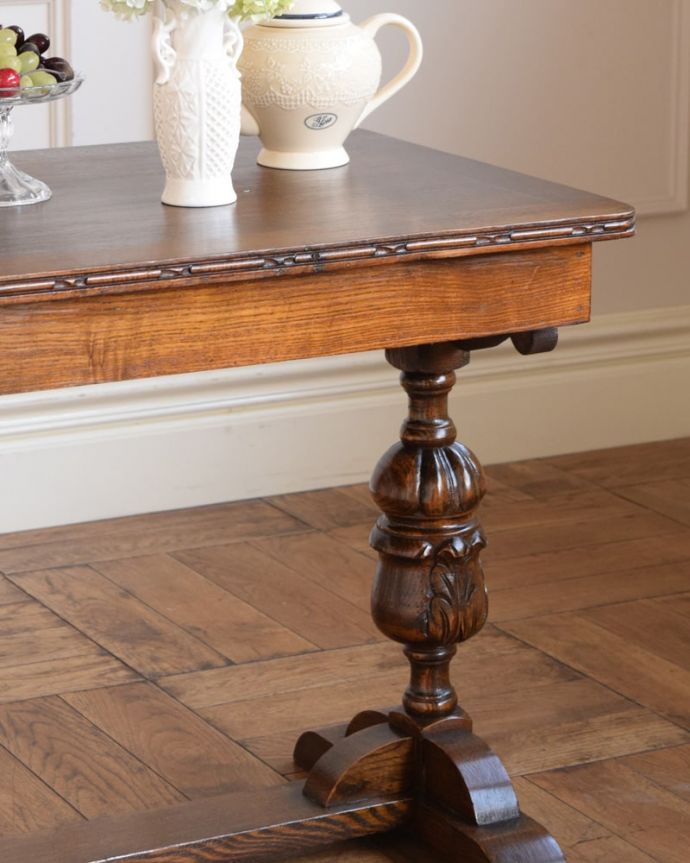 英国のアンティーク家具らしいデザイン