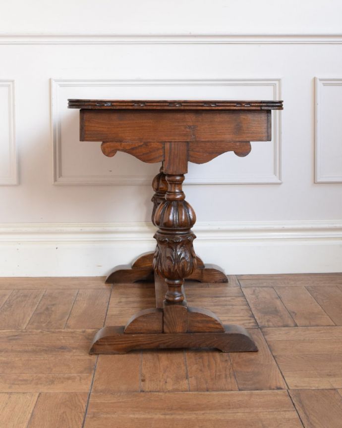 アンティークテーブルの横顔