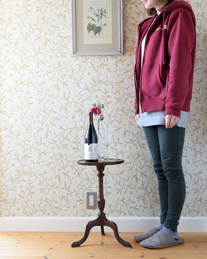 アンティークのテーブル　アンティーク家具　英国のアンティーク家具、木目が美しい贅沢なワインテーブル（サイドテーブル）。移動もラクラク！どこでも使える小さなテーブル持ち運び便利なワインテーブル。(j-2684-f)