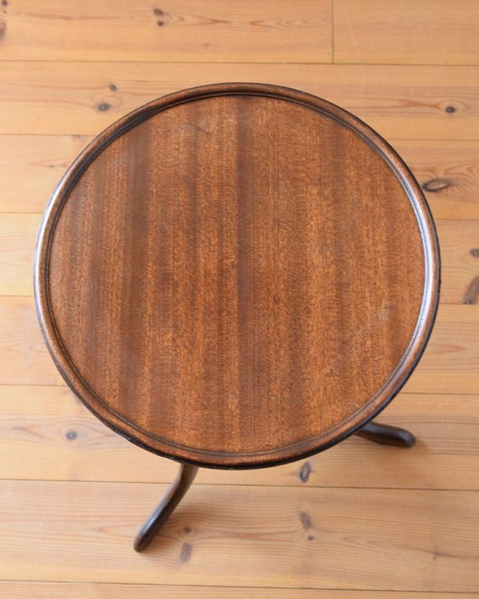 アンティークのテーブル　アンティーク家具　英国のアンティーク家具、木目が美しい贅沢なワインテーブル（サイドテーブル）。天板を上から見ると･･･天板はこんな感じで、ちょっとしたものを乗せて使うのに便利なサイズです。(j-2684-f)