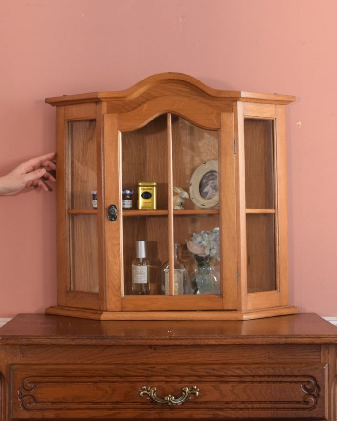 アンティークのキャビネット　アンティーク家具　アンティークの壁付け家具、フランスから届いた小さなウォールキャビネット。パリのアパルトマン気分で使える小さなフランスの家具やっぱり一番の魅力はフランスらしいデザイン。(j-2685-f)