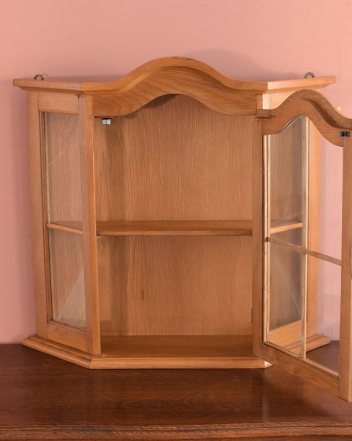 アンティークのキャビネット　アンティーク家具　アンティークの壁付け家具、フランスから届いた小さなウォールキャビネット。扉を開けてみると、こんな感じです小さいからと言って、修復に妥協はしません！アンティークの風合いだけ残してキレイに修復してあります。(j-2685-f)