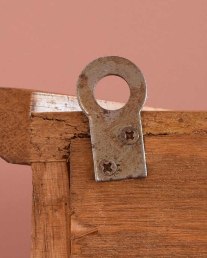 アンティークのキャビネット　アンティーク家具　アンティークの壁付け家具、フランスから届いた小さなウォールキャビネット。壁に取り付けできます背中部分にフックを付けて壁にカンタンに取り付け出来るようにしました。(j-2685-f)