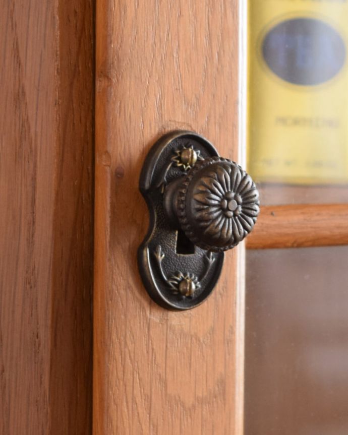 アンティークのキャビネット　アンティーク家具　アンティークの壁付け家具、フランスから届いた小さなウォールキャビネット。取っ手にもフランスらしさ 芸術的に美しいの取っ手。(j-2685-f)