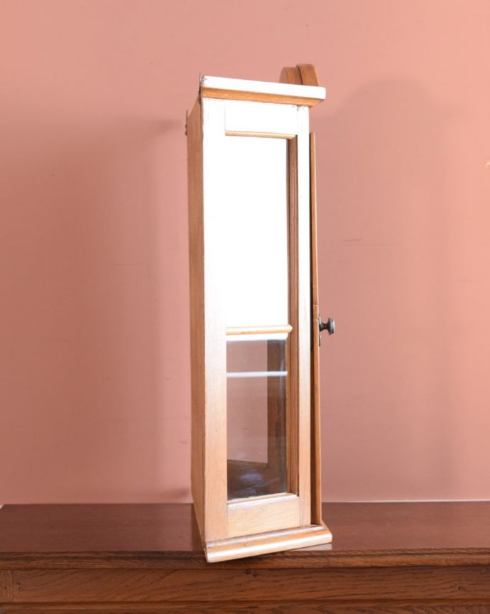 アンティークのキャビネット　アンティーク家具　アンティークの壁付け家具、フランスから届いた小さなウォールキャビネット。横顔だっても美しい正面だけじゃなく横もキレイに修復してあります。(j-2685-f)