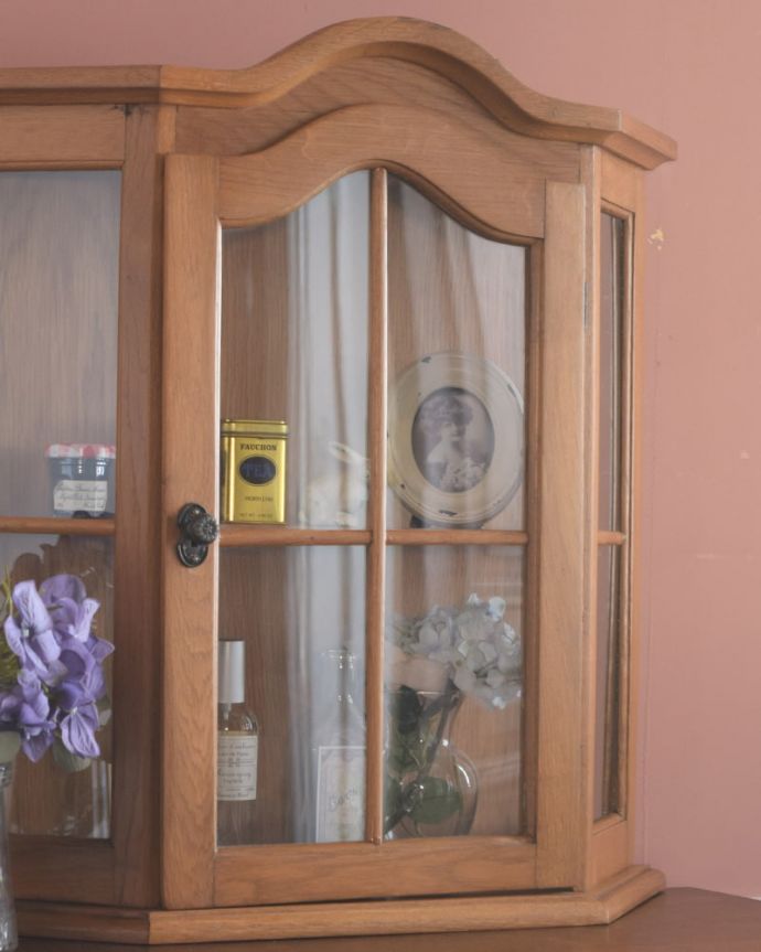 アンティークのキャビネット　アンティーク家具　アンティークの壁付け家具、フランスから届いた小さなウォールキャビネット。小さくてもフランスらしさたっぷり壁につけることもできるので実用的に使えちゃう！フランスらしく壁からお部屋の中をオシャレに彩ってくれます。(j-2685-f)