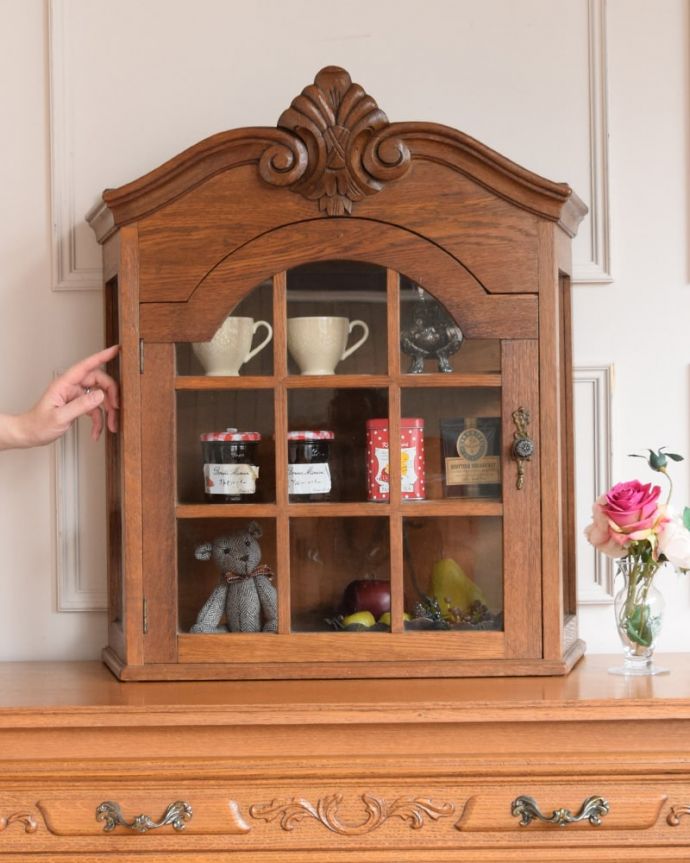 アンティークのキャビネット アンティーク家具 フランスから届いたアンティーク家具、気軽に楽しめるウォールキャビネット。パリのアパルトマン気分で使える小さなフランスの家具やっぱり一番の魅力はフランスらしいデザイン。(j-2686-f)