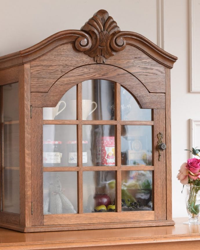 アンティークのキャビネット アンティーク家具 フランスから届いたアンティーク家具、気軽に楽しめるウォールキャビネット。小さくてもフランスらしさたっぷり壁につけることもできるので実用的に使えちゃう!フランスらしく壁からお部屋の中をオシャレに彩ってくれます。(j-2686-f)