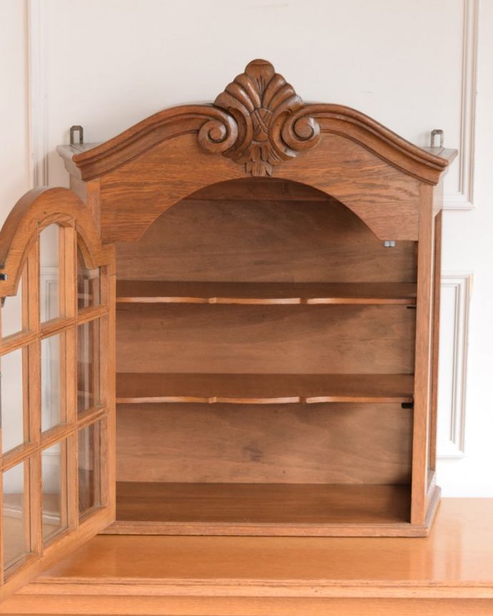 アンティークのキャビネット アンティーク家具 フランスから届いたアンティーク家具、気軽に楽しめるウォールキャビネット。扉を開けてみると、こんな感じです小さいからと言って、修復に妥協はしません!アンティークの風合いだけ残してキレイに修復してあります。(j-2686-f)