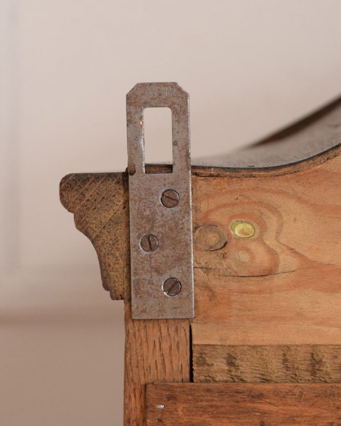 アンティークのキャビネット アンティーク家具 フランスから届いたアンティーク家具、気軽に楽しめるウォールキャビネット。壁に取り付けできます背中部分にフックを付けて壁にカンタンに取り付け出来るようにしました。(j-2686-f)