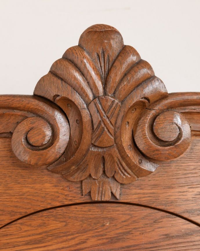 アンティークのキャビネット アンティーク家具 フランスから届いたアンティーク家具、気軽に楽しめるウォールキャビネット。フランスらしい彫りフランスらしさの象徴とも言える、優雅な彫りの装飾。(j-2686-f)