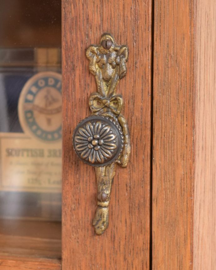 アンティークのキャビネット アンティーク家具 フランスから届いたアンティーク家具、気軽に楽しめるウォールキャビネット。取っ手にもフランスらしさ 芸術的に美しいの取っ手。(j-2686-f)