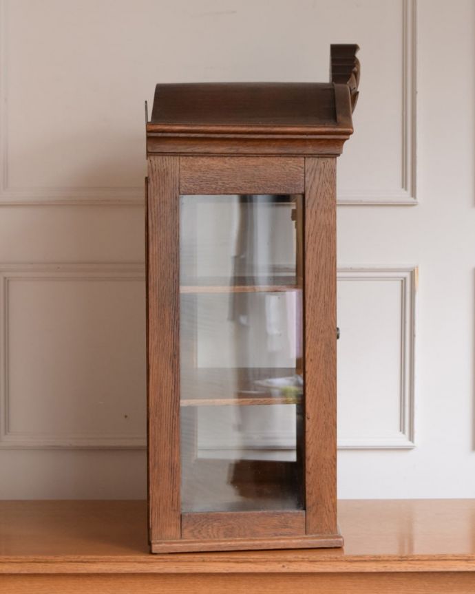 アンティークのキャビネット アンティーク家具 フランスから届いたアンティーク家具、気軽に楽しめるウォールキャビネット。横顔だっても美しい正面だけじゃなく横もキレイに修復してあります。(j-2686-f)