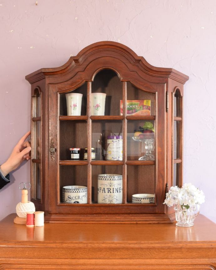 アンティークのキャビネット アンティーク家具 小さなアンティークの家具、フランスから届いたガラス扉のウォールキャビネット。パリのアパルトマン気分で使える小さなフランスの家具やっぱり一番の魅力はフランスらしいデザイン。(j-2687-f)