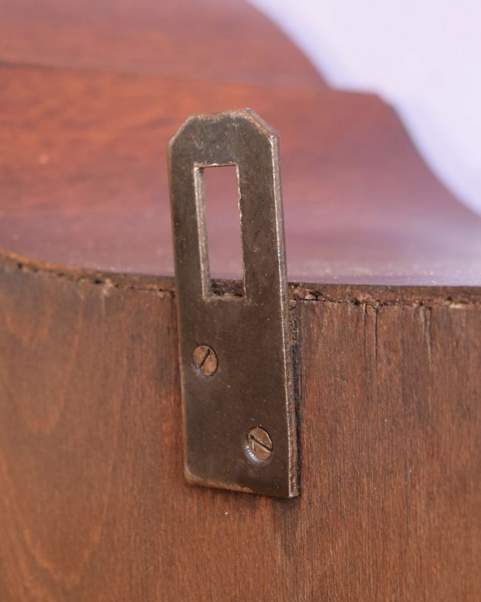 アンティークのキャビネット アンティーク家具 小さなアンティークの家具、フランスから届いたガラス扉のウォールキャビネット。壁に取り付けできます背中部分にフックを付けて壁にカンタンに取り付け出来るようにしました。(j-2687-f)