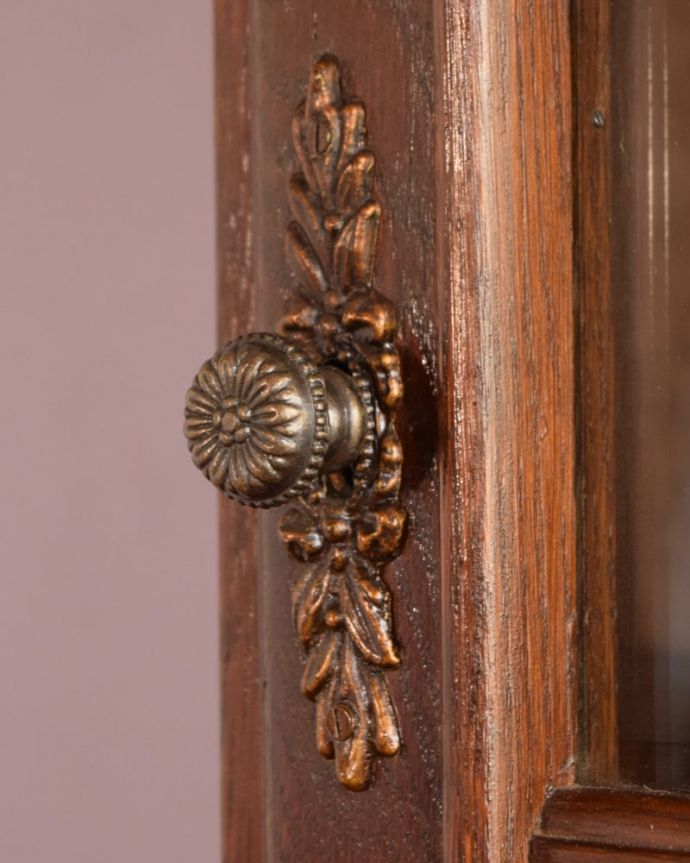 アンティークのキャビネット アンティーク家具 小さなアンティークの家具、フランスから届いたガラス扉のウォールキャビネット。取っ手にもフランスらしさ 芸術的に美しいの取っ手。(j-2687-f)