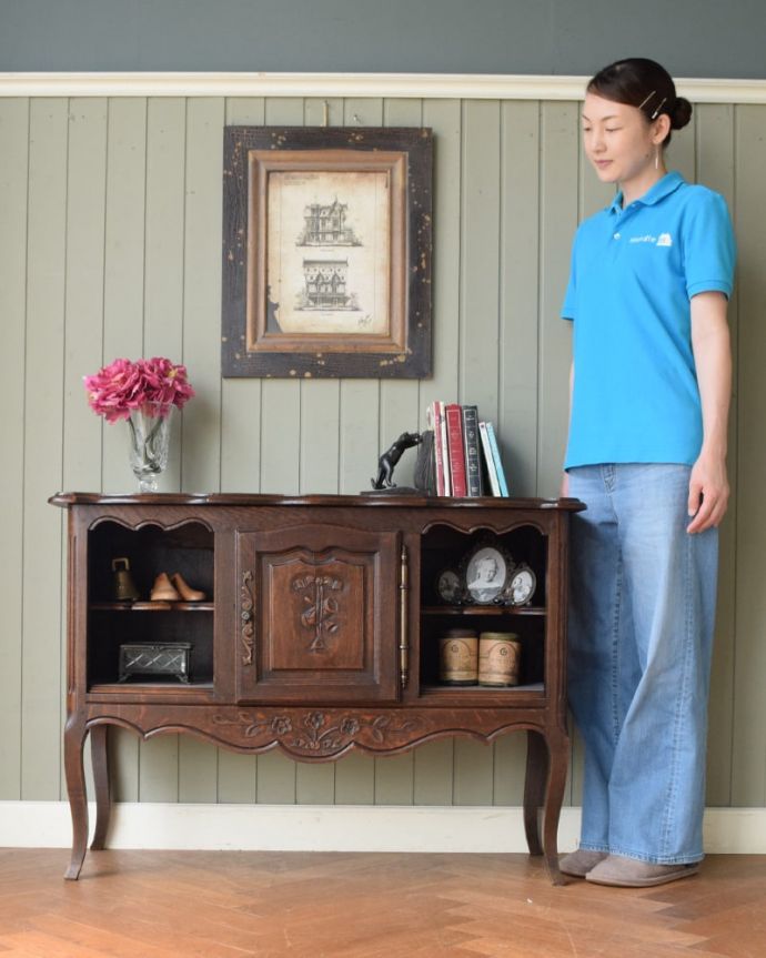 アンティークのキャビネット　アンティーク家具　サイドキャビネット　自慢はフランスらしい曲線美。(j-2689-f)