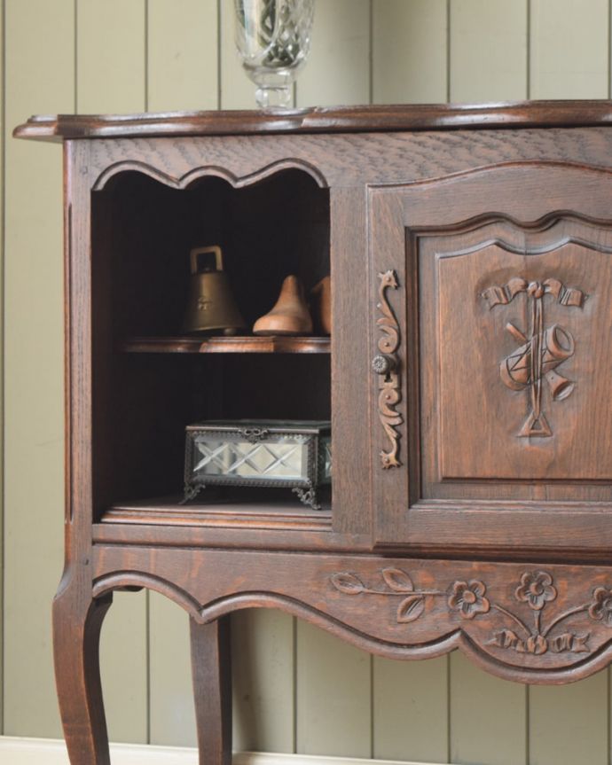 アンティークのキャビネット　アンティーク家具　サイドキャビネット　彫の美しさも自慢です。(j-2689-f)