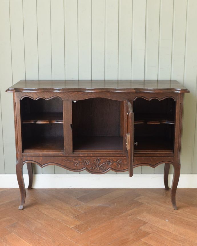 アンティークのキャビネット　アンティーク家具　サイドキャビネット　扉を開けて中を見ると･･･扉の中は職人が修復して、こんな感じにキレイに仕上げました。(j-2689-f)