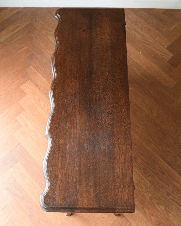 アンティークのキャビネット　アンティーク家具　サイドキャビネット　何を置いて楽しもうかな･･･修復する際、天板もこんな感じでキレイに仕上げました。(j-2689-f)