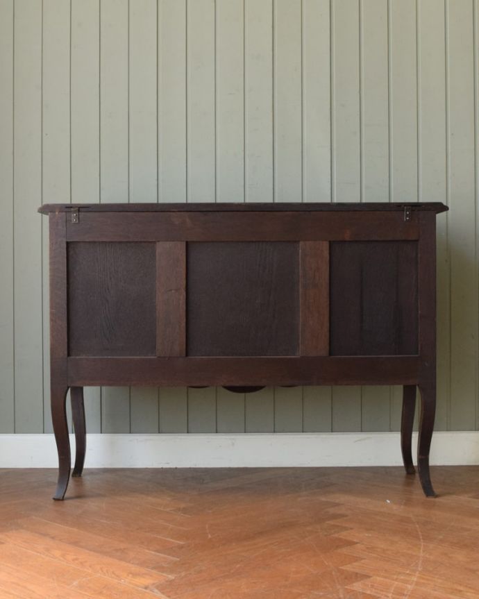 アンティークのキャビネット　アンティーク家具　サイドキャビネット　後ろ姿も見て下さい。(j-2689-f)