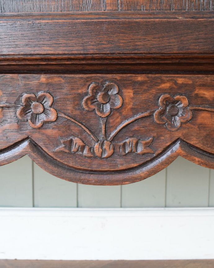 アンティークのキャビネット　アンティーク家具　サイドキャビネット　惚れ惚れしちゃう美しさこんなに堅い無垢材に一体どうやって彫ったんだろう？と不思議になるくらい細かい彫にうっとりです。(j-2689-f)