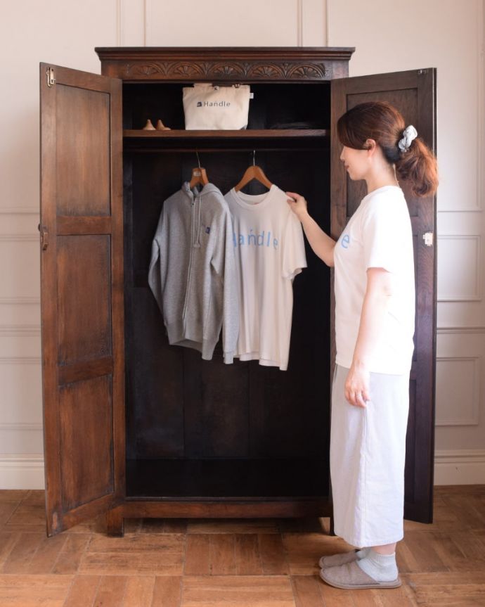 ワードローブ　アンティーク家具　ワードローブ　今日は何を着ようかな？お出かけ前のひとときも、このワードローブがあれば、さらに楽しい時間になります。(j-2690-f)