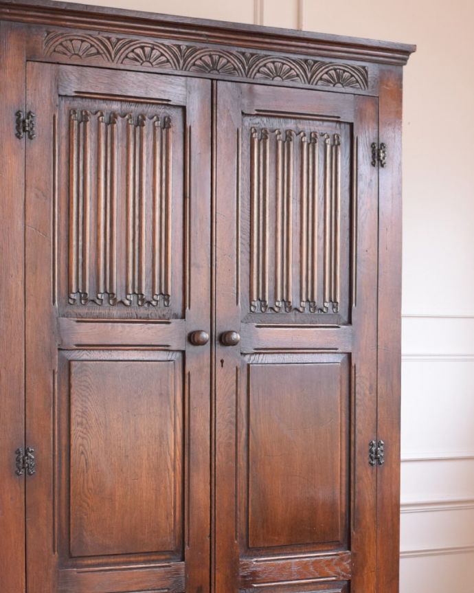 ワードローブ　アンティーク家具　ワードローブ　アンティークらしい装飾が魅力サイズの大きい家具だからこそ、やっぱり美しい装飾がアンティークの魅力。(j-2690-f)