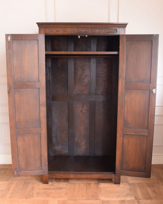 ワードローブ　アンティーク家具　ワードローブ　扉を開けて中を見ると･･･こんな感じで、たっぷり収納できます。(j-2690-f)