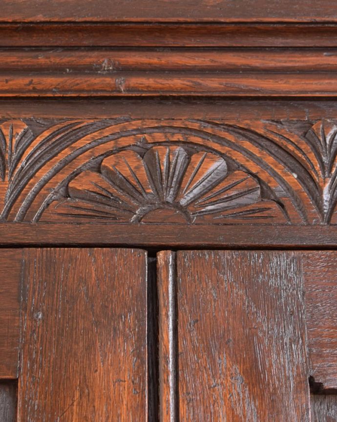 ワードローブ　アンティーク家具　ワードローブ　扉を彩る装飾やっぱり魅力は扉の装飾。(j-2690-f)