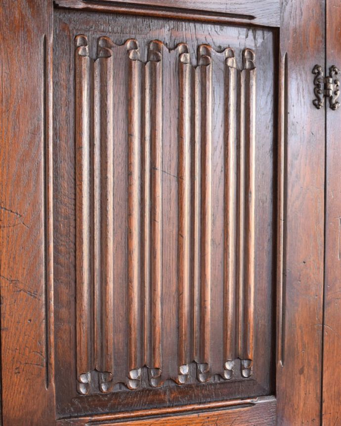 ワードローブ　アンティーク家具　ワードローブ　惚れ惚れしちゃう美しさこんなに堅い無垢材に一体どうやって彫ったんだろう？と不思議になるくらい細かい彫にうっとりです。(j-2690-f)