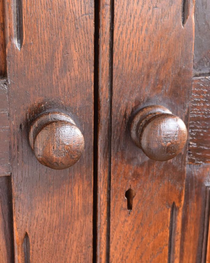 ワードローブ　アンティーク家具　ワードローブ　アンティークらしい素敵な取っ手取っ手のデザインも美しい･･･こんなところからもアンティークらしさが感じられます。(j-2690-f)