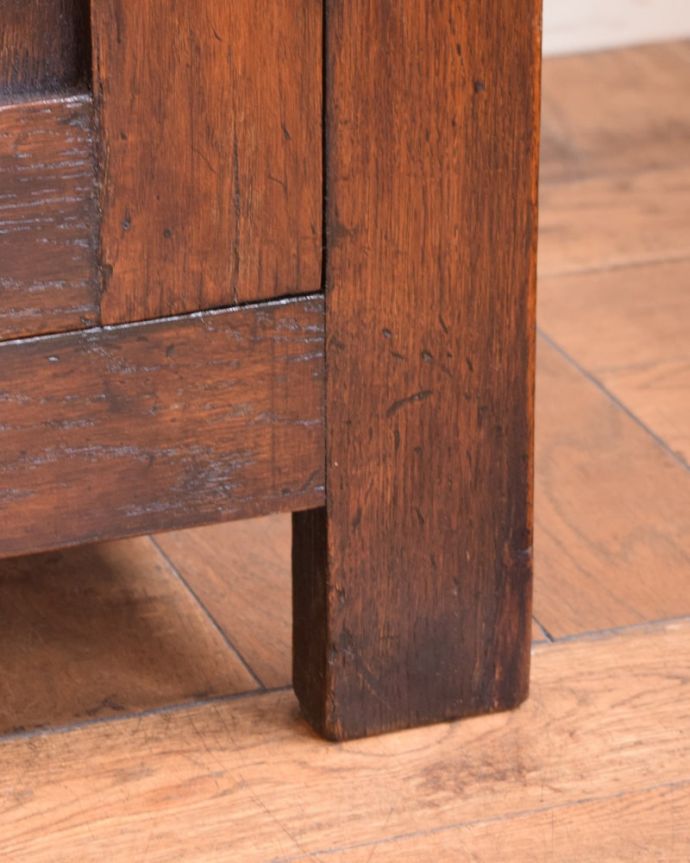 ワードローブ　アンティーク家具　ワードローブ　女性でも運べちゃう理由は･･･Handleのアンティークは、脚の裏にフェルトキーパーをお付けしていますので、重い家具でも床を滑らせて移動出来ます。(j-2690-f)