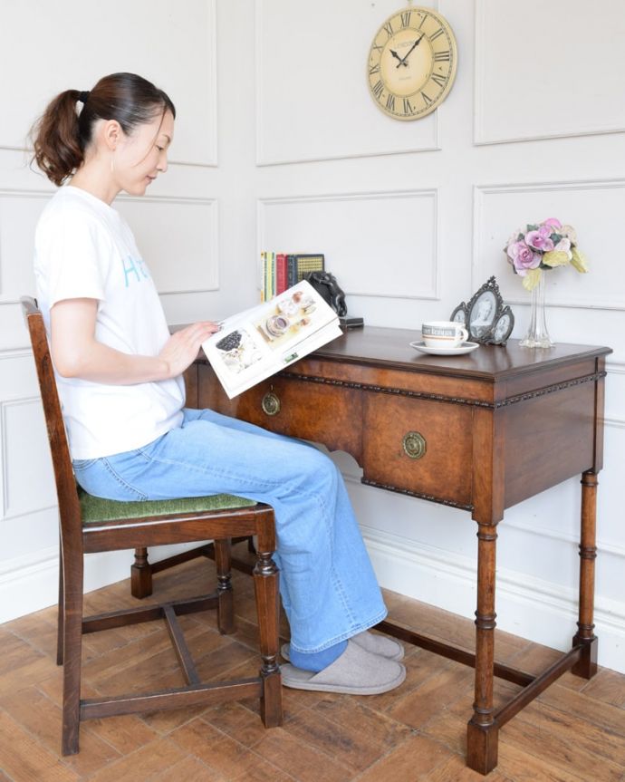 アンティークのデスク・書斎机 アンティーク家具 デスク 自分だけの時間をもっと優雅に・・・ちょっと贅沢な自分だけの場所。(j-2691-f)