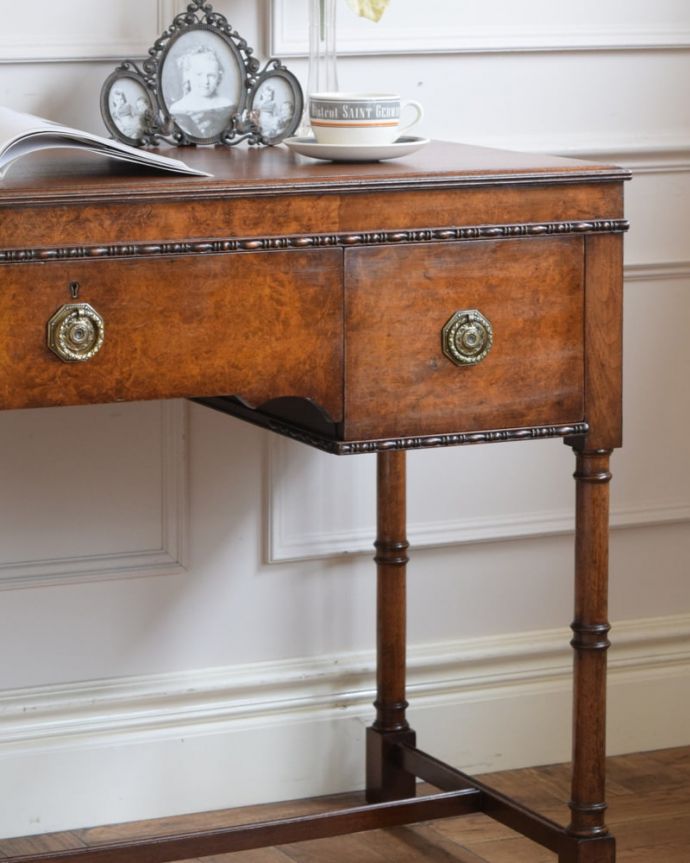 アンティークのデスク・書斎机 アンティーク家具 デスク 大人の色気を感じる銘木の美しさアンティークのデスクらしく美しい木目が自慢。(j-2691-f)