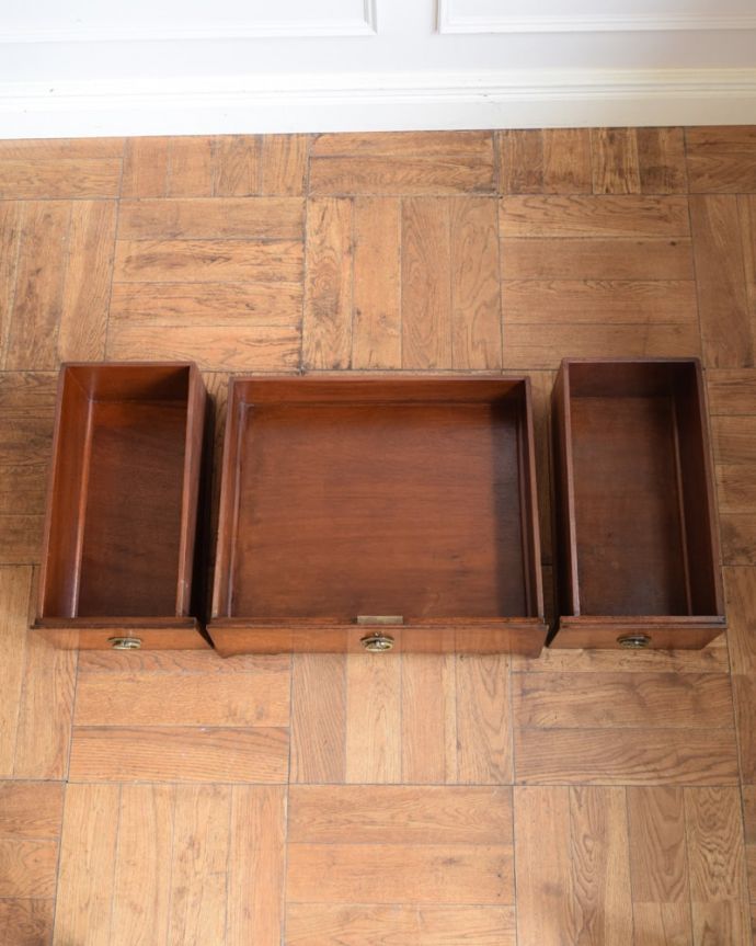 アンティークのデスク・書斎机 アンティーク家具 デスク 引き出しの中もキレイに修復しました!もちろん引き出しの中も職人がキレイにお直しました。(j-2691-f)