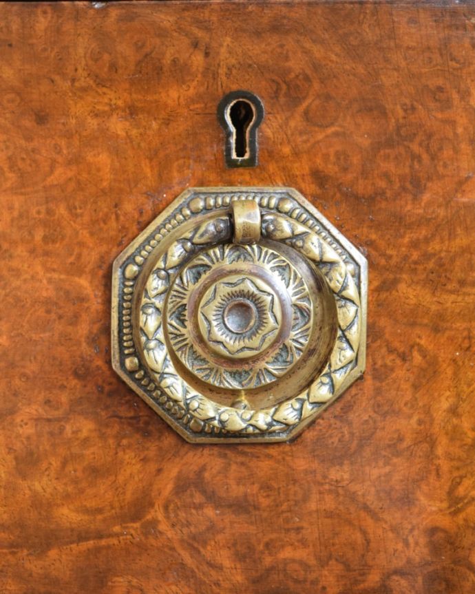 アンティークのデスク・書斎机 アンティーク家具 デスク こんな場所もアンティークらしくアンティーク家具らしく取っ手のデザインも凝っていて美しいんです。(j-2691-f)