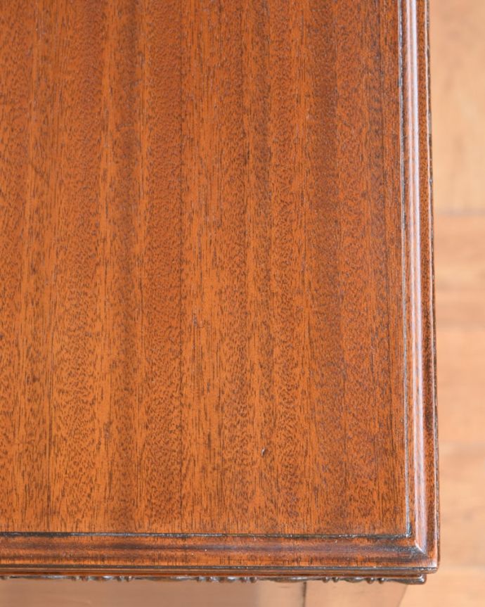 アンティークのデスク・書斎机 アンティーク家具 デスク 天板を近くから見ると・・・デスクは天板を使う家具なので、キレイにお直ししました。(j-2691-f)