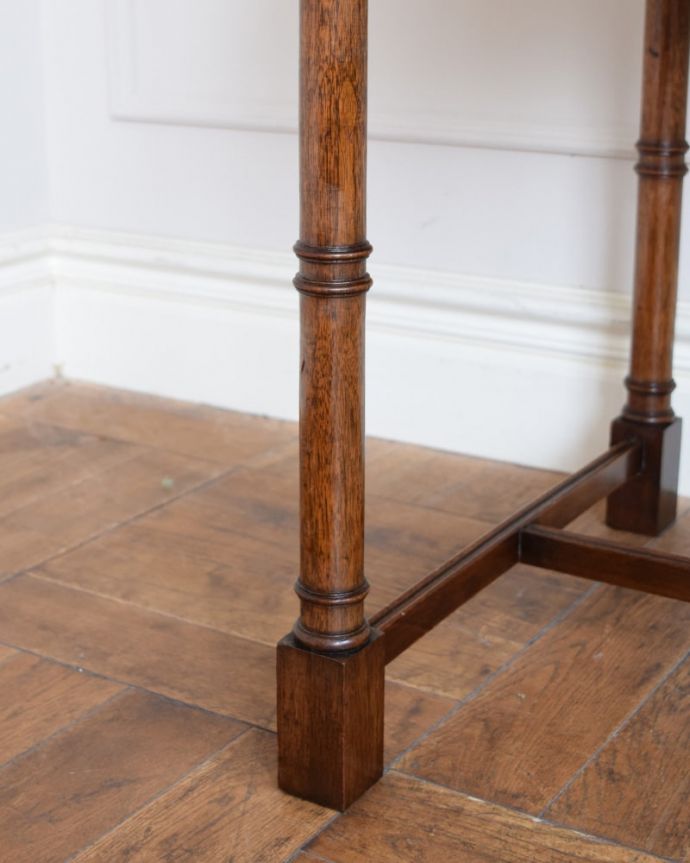 アンティークのデスク・書斎机 アンティーク家具 デスク 女性1人でラクラク運べちゃう仕掛けHandleのアンティークは、脚の裏にフェルトキーパーをお付けしています。(j-2691-f)