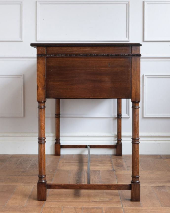 アンティークのデスク・書斎机 アンティーク家具 デスク 大人のデスクは横顔も美しいもちろん、横側もキレイに修復しているので、横から見ても美しいんです。(j-2691-f)