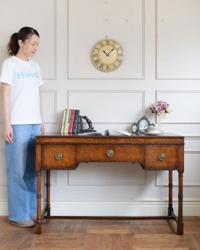 アンティークのデスク・書斎机 アンティーク家具 デスク 凛とした雰囲気が漂う上品なデスク象嵌が美しい高級なデスクは、スッキリとした直線的なデザインが特徴的。(j-2691-f)