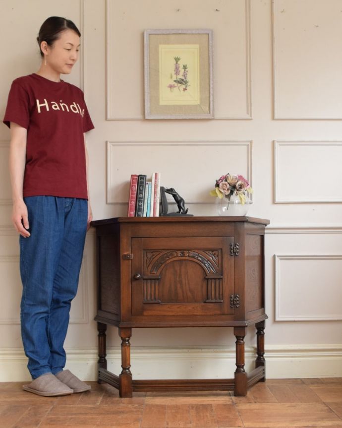 アンティークのキャビネット　アンティーク家具　コンソール　落ち着いた英国アンティークの雰囲気漂うキャビネット英国らしい落ち着いた雰囲気。(j-2692-f)