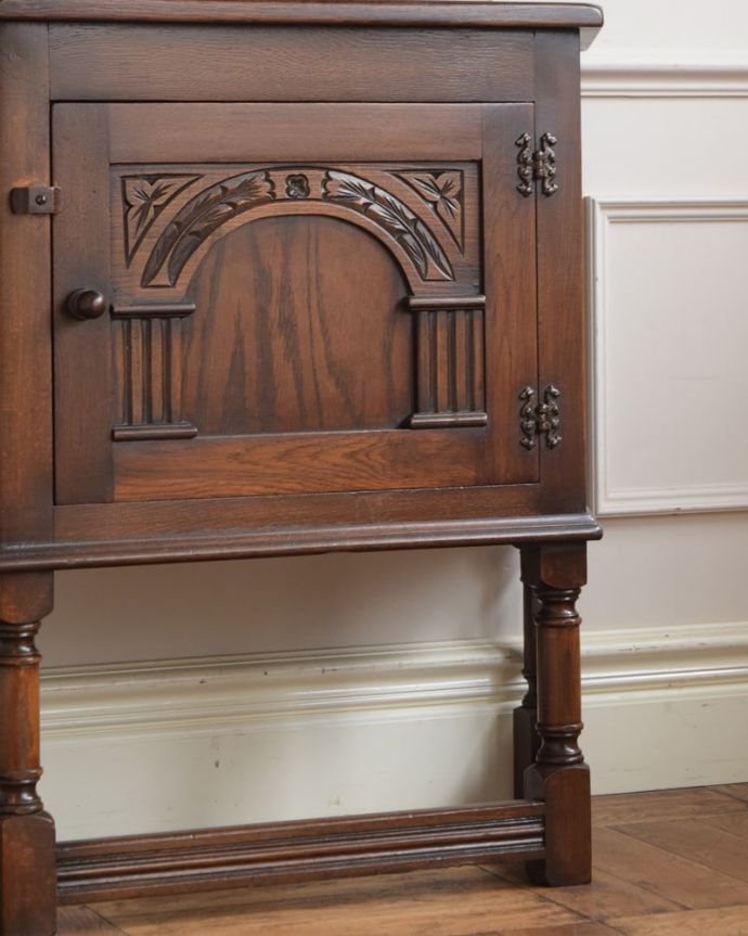 アンティークのキャビネット　アンティーク家具　コンソール　キレイに修復しましたこのタイプの修復には自信があります！専門の職人がしっかりお直ししたので安心してお使い下さい。(j-2692-f)