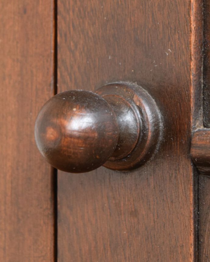 アンティークのキャビネット　アンティーク家具　コンソール　開ける度にワクワク･･･取っ手もアンティークらしいデザイン。(j-2692-f)
