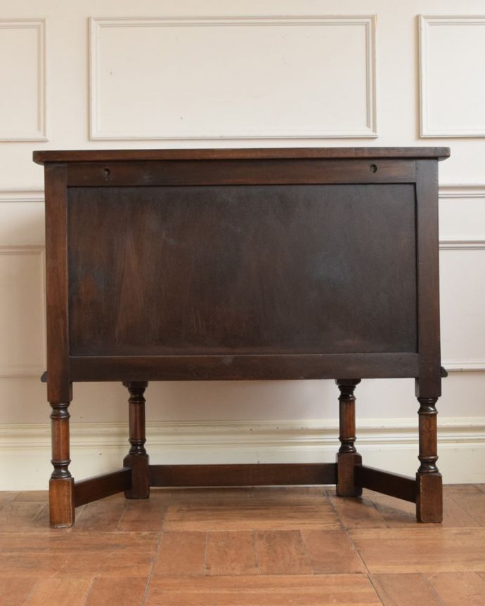 アンティークのキャビネット　アンティーク家具　コンソール　後ろ姿もキレイですアンティークは新品ではないので、経年変化によるキズはありますが、専門の職人がキレイにお直しをしているので、後ろ姿もキレイです。(j-2692-f)