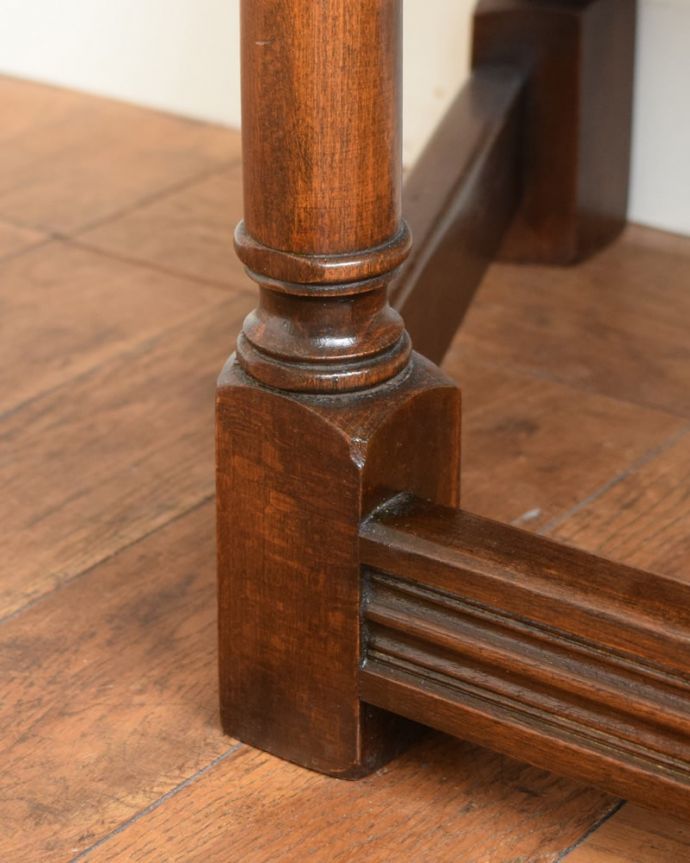 アンティークのキャビネット　アンティーク家具　コンソール　女性１人でもラクに運べちゃうヒミツHandleのアンティークは、脚の裏にフェルトキーパーをお付けしているので、床を滑らせれば女性でも移動がカンタンに出来ます！ご安心下さい。(j-2692-f)