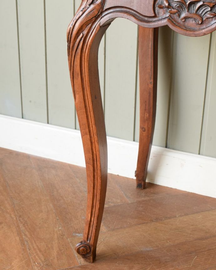 アンティークのキャビネット　アンティーク家具　ナイトテーブル　女性１人でもラクに運べちゃうヒミツHandleのアンティークは、脚の裏にフェルトキーパーをお付けしているので、床を滑らせれば女性でも移動がカンタンに出来ます！。(j-2693-f)