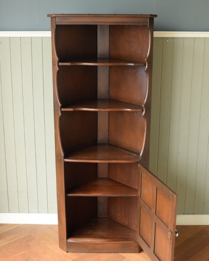 アーコールのキャビネットの扉の中