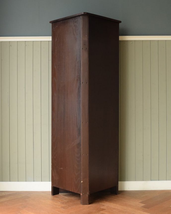 ビンテージキャビネットの後ろ姿