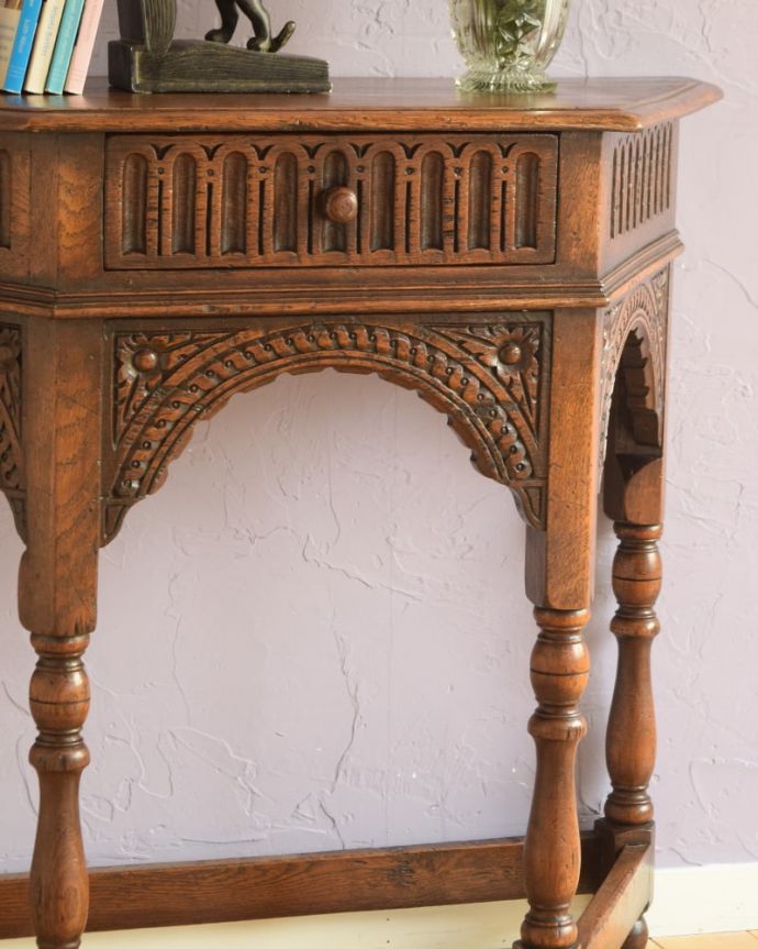 アンティークのテーブル アンティーク家具 コンソール 英国らしく凝った彫りの入った脚脚だけを見ても、アンティークらしさが感じられる凝った彫。(j-2695-f)